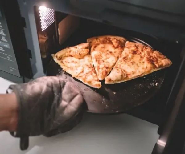 How-To-Reheat-Pizza-In-The-Microwave