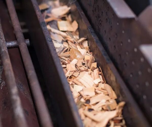 How-to-add-wood-to-your-smoker