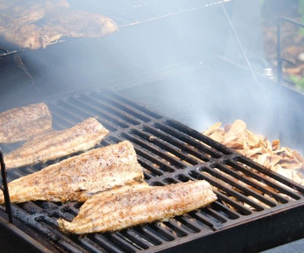 Mixing-different-wood-for-a-unique-flavor