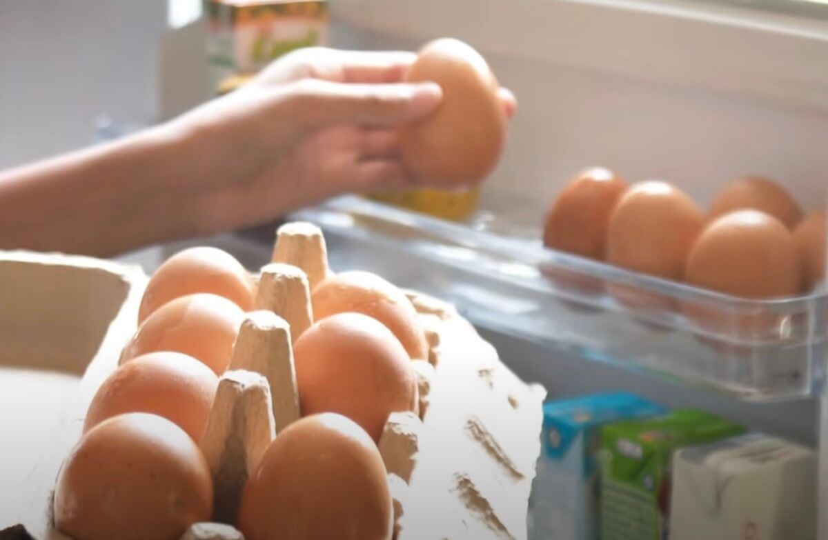 how long can eggs be out of the fridge?
