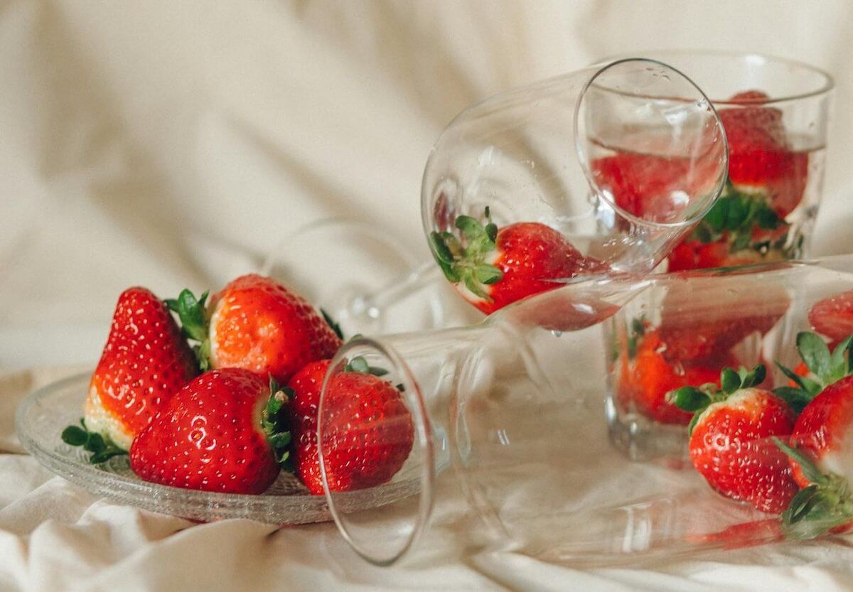 how many strawberries in a cup