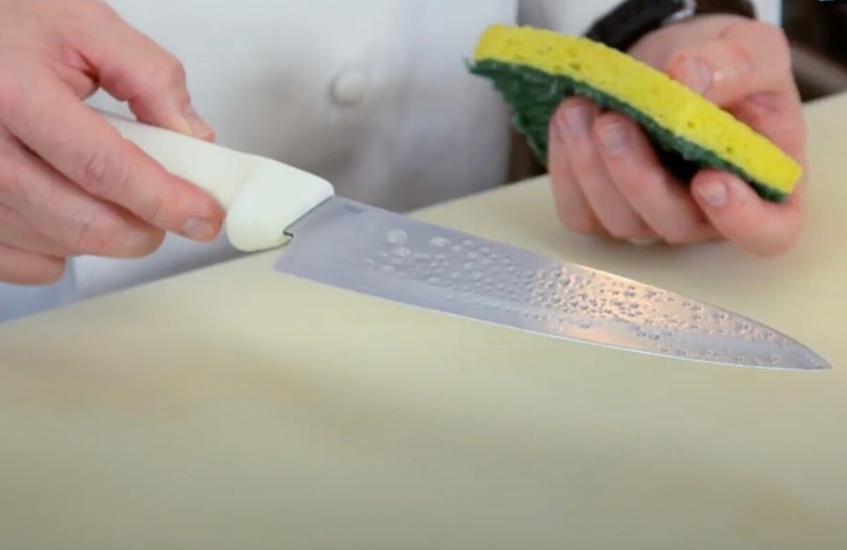 how to clean a kitchen knife