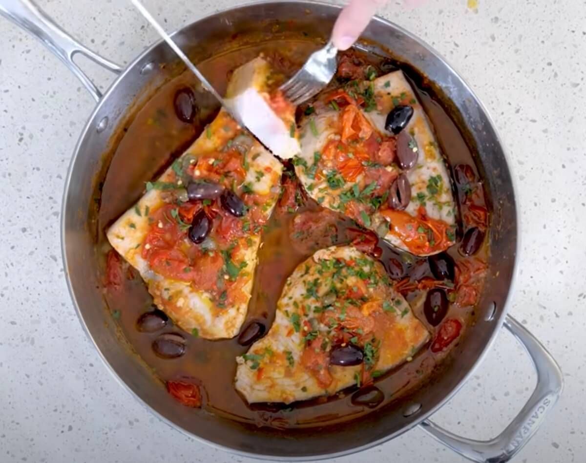 what does swordfish taste like?